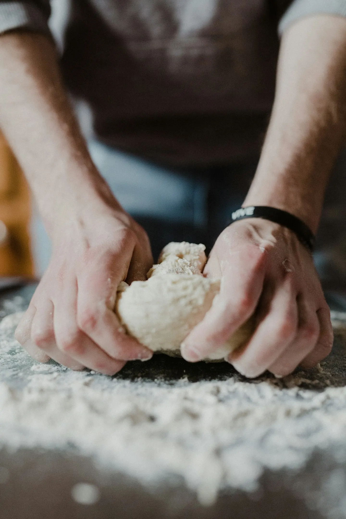 Intérieur du fournil de Crusthy’lia – plan de travail en marbre, farine et pâtons